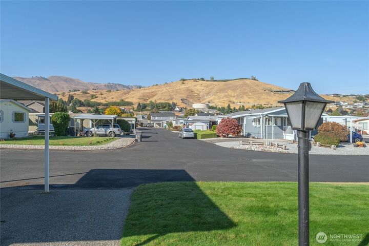 Property Photo: 1608 N Western 27 WA 98801