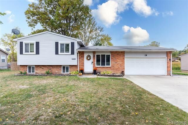 Property Photo:  1225 Eason  MI 48328