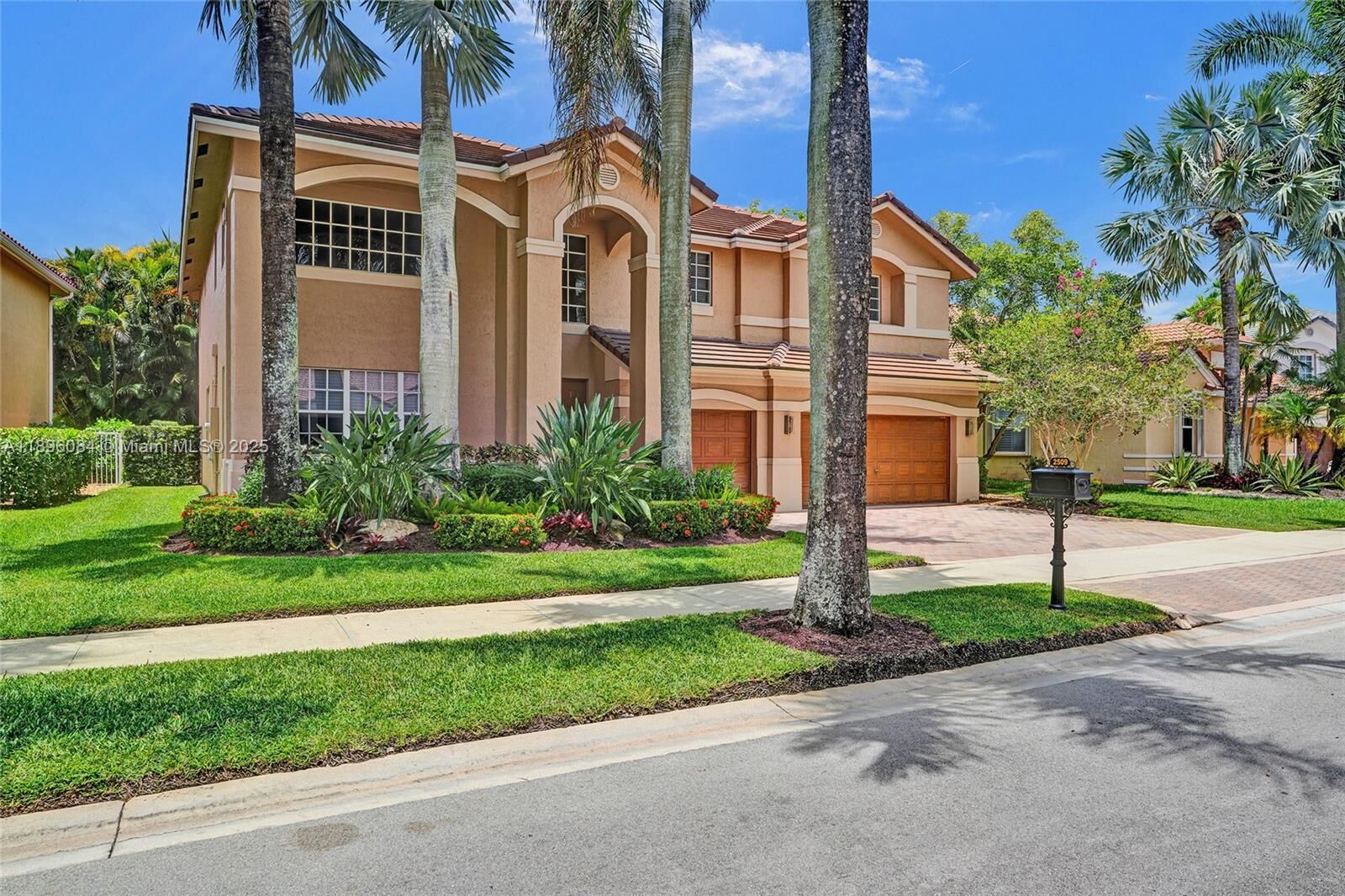 Property Photo: 2509 Hunters Run Way FL 33327