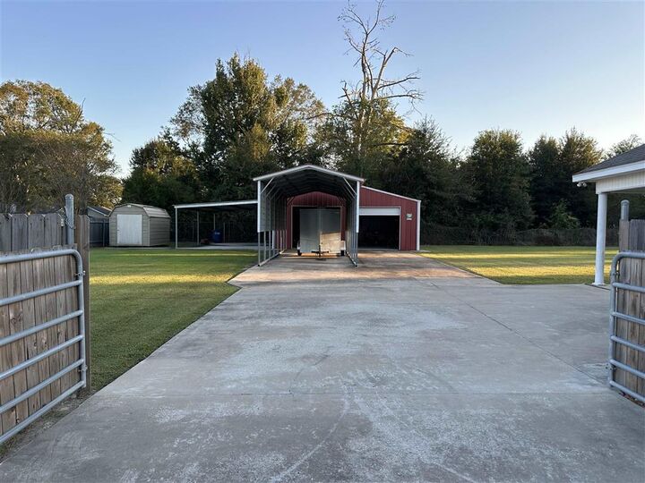 Property Photo: 721 Bellview Dr Drive LA 70611