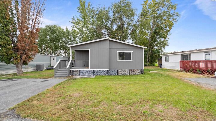 Property Photo: 8 Crown Drive Pr WA 99353