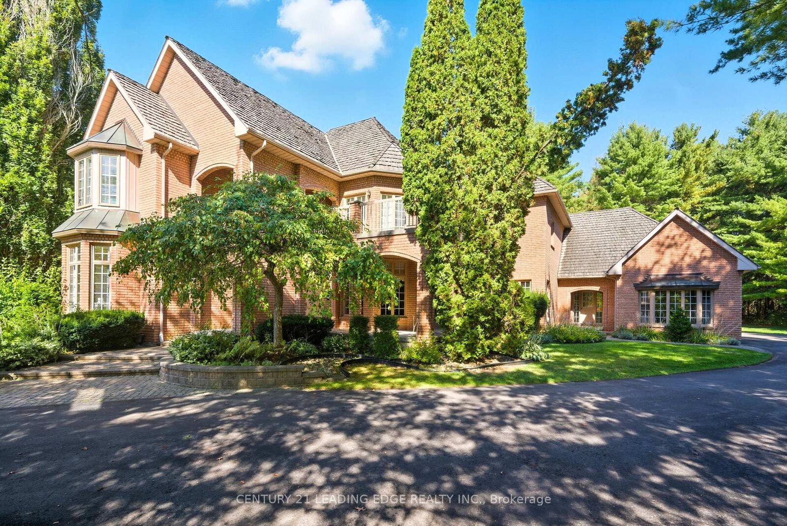 Property Photo: 8 Bunhill Court ON L1Z 1X5