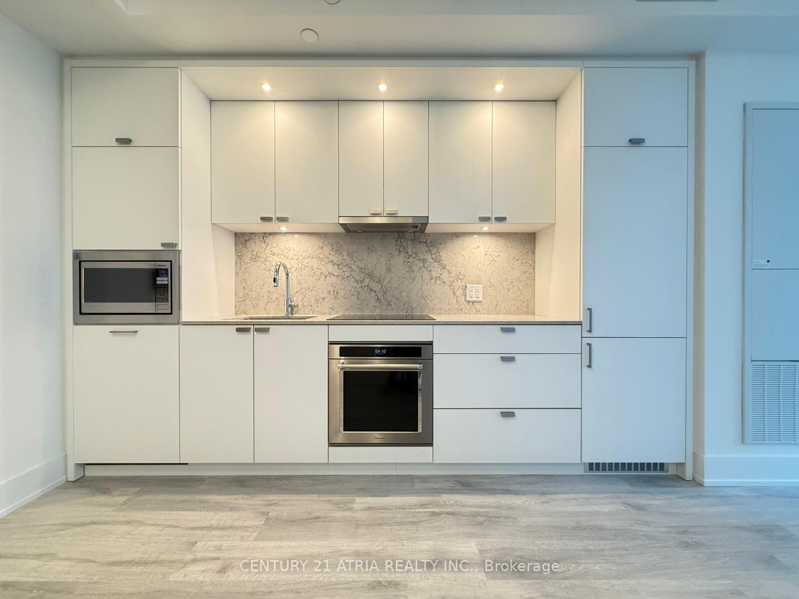 Property Photo: 259 The Kingsway N/A 402 ON M9A 0G2