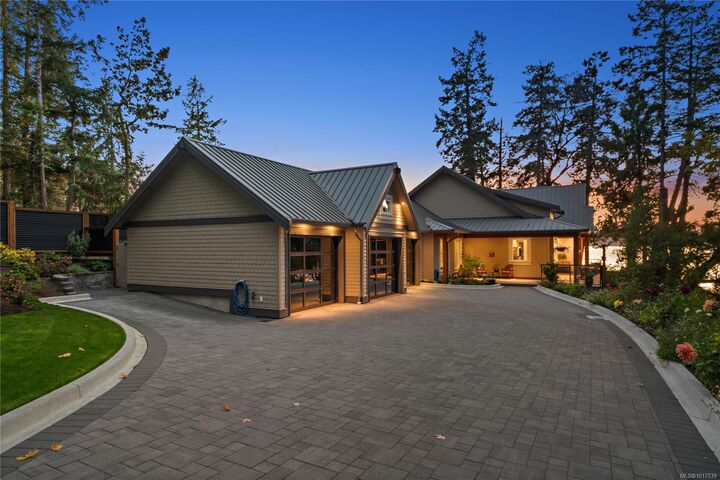 Photo de la propriété:  11176 Chalet Rd  BC V8L 5M1 