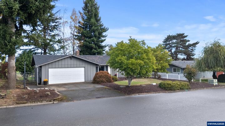 Property Photo: 1328 Alberta Av E OR 97361