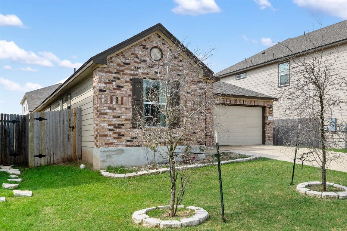 Property Photo: 704 Bailey Park Drive TX 76537