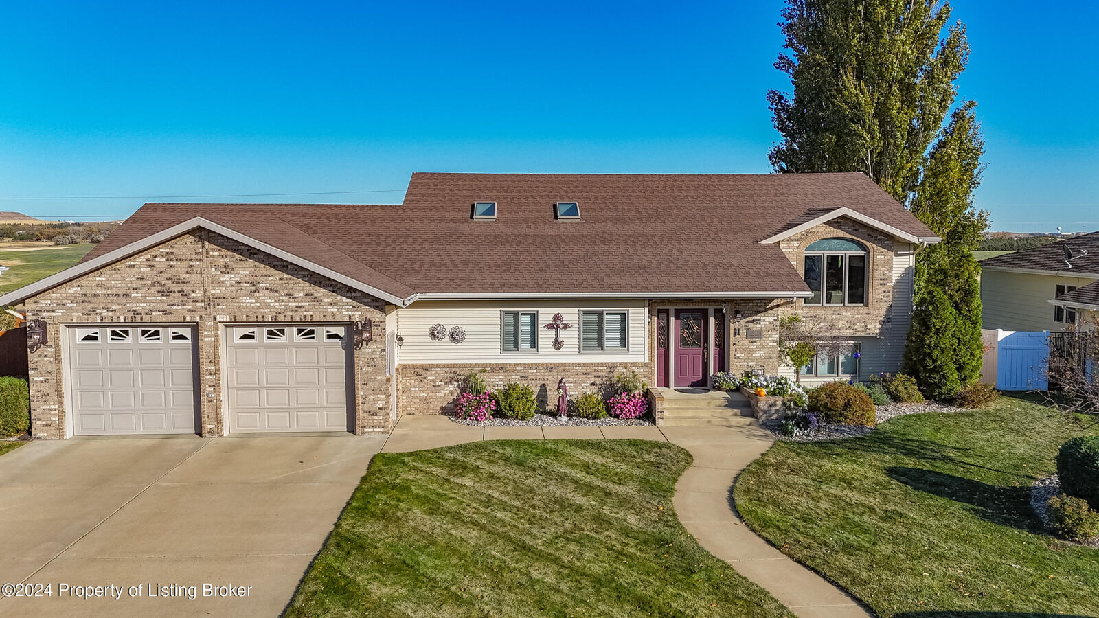 Property Photo:  967 Eaton Drive  ND 58601 