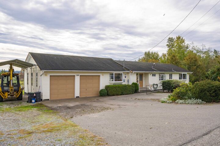 7256 Smith Crescent — photo 1