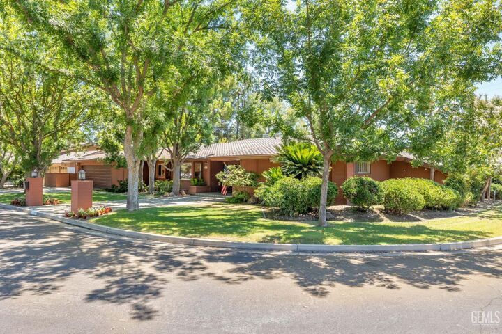 Property Photo: 7235 Meadowbrook Lane CA 93309