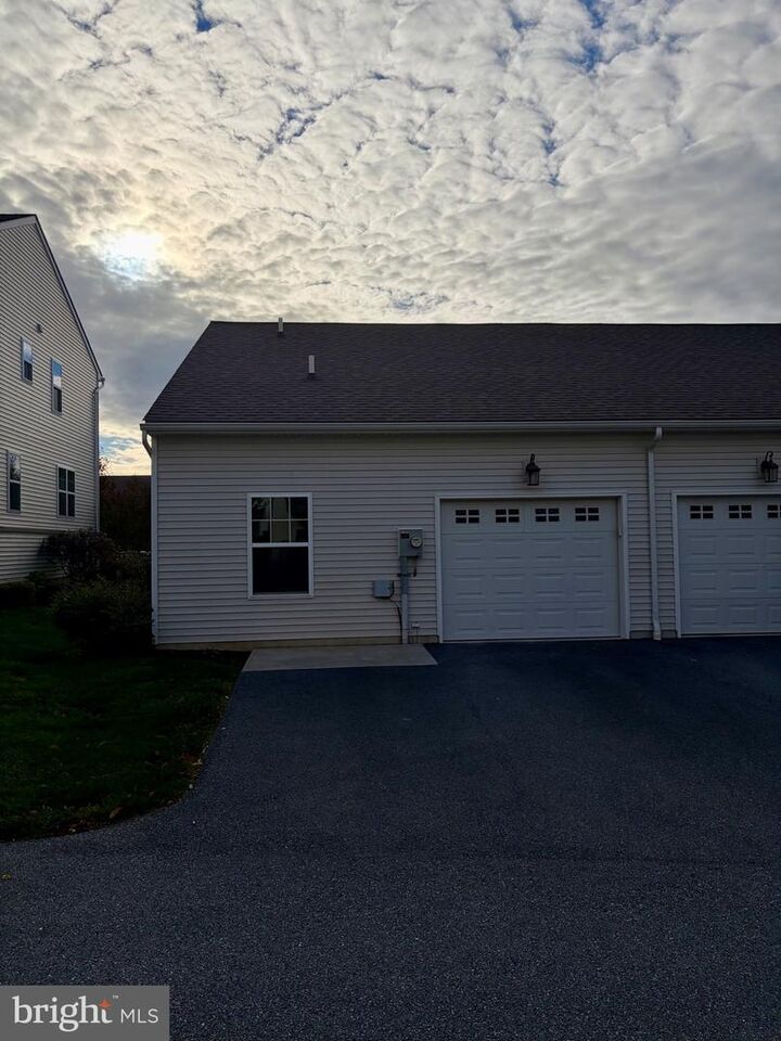 Property Photo: 404 Warren Court PA 17584
