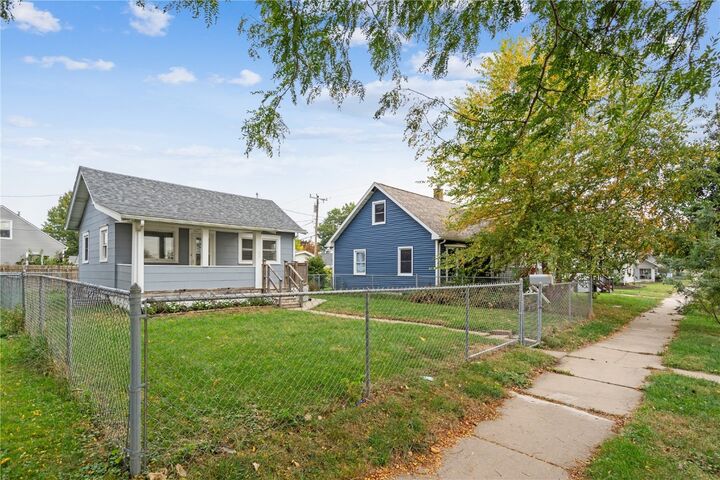 Property Photo:  820 M Ave NW  IA 52405 