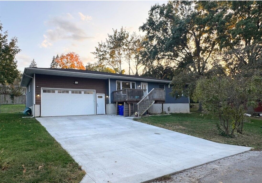 Property Photo: 3411 Willow Dr NE IA 52317