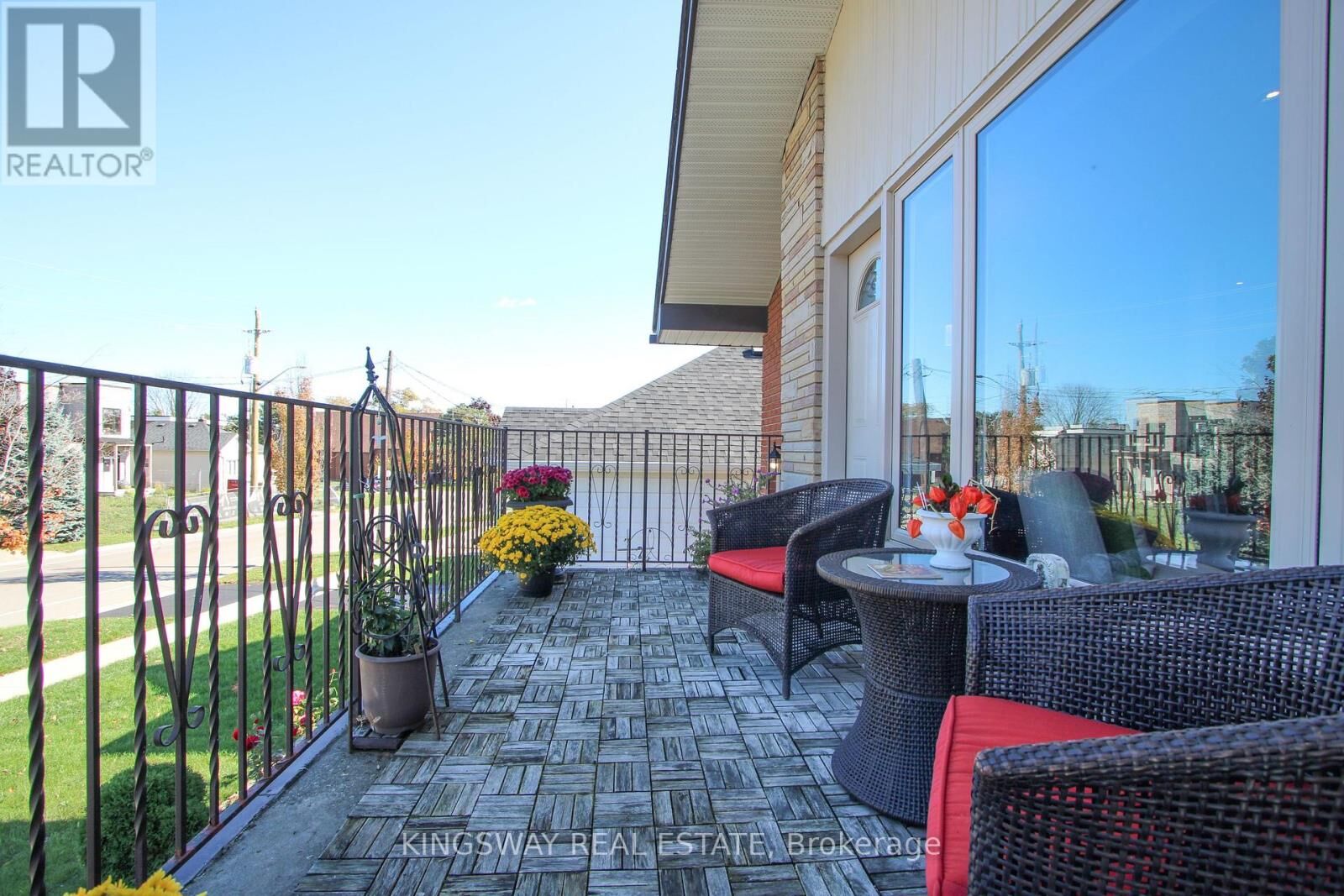 Property Photo: 1050 Alexandra Avenue ON L5E 1Z8