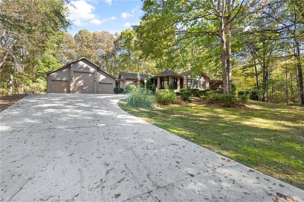 Property Photo: 6985 Spout Springs Road GA 30542