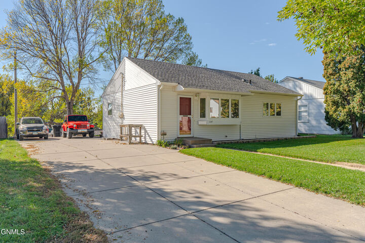 Property Photo: 1157 B Avenue W ND 58501