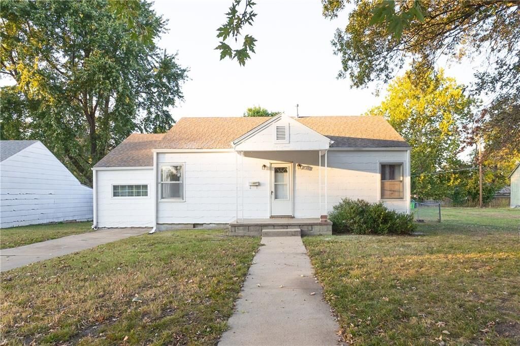 Property Photo: 1018 E 5th Street KS 67335