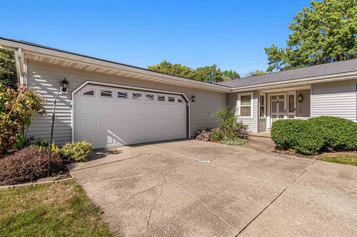 Property Photo: 1116 Briar Dr IA 52240