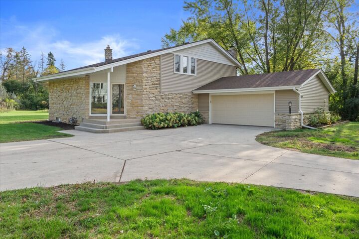 12619 N River Forest Cir  Mequon WI 53092 photo