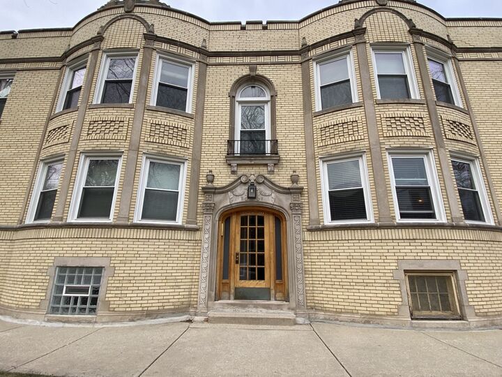 Property Photo: 2524 W Ardmore Avenue 1 IL 60659