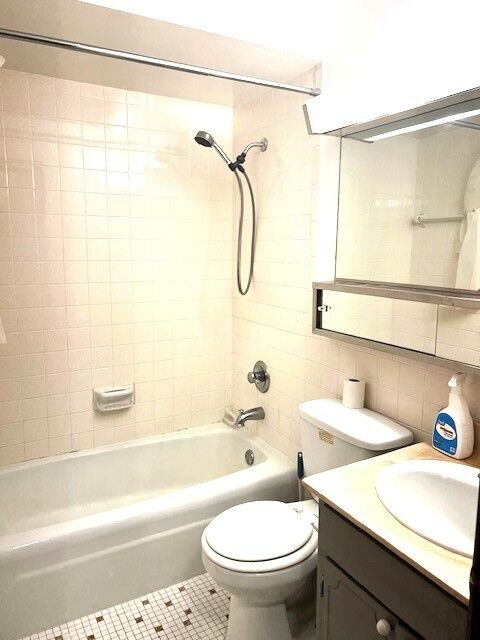 Property Photo: 5348 N Cumberland Avenue 204 IL 60656