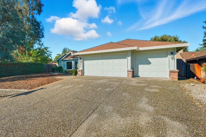 Property Photo: 8677 E Robin Hill Way CA 95662