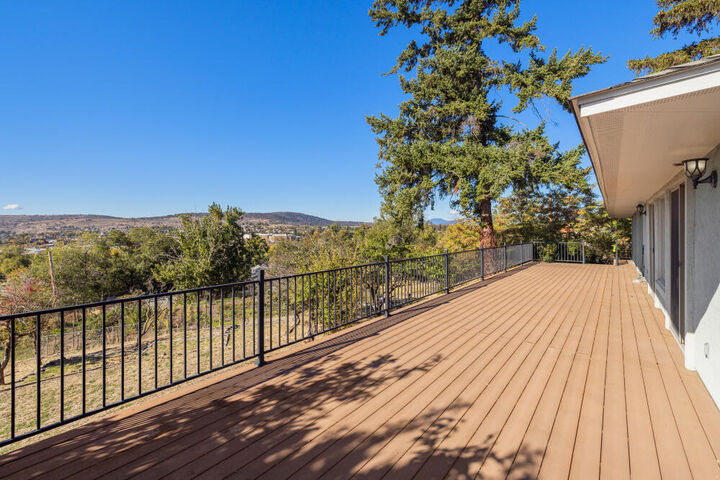 Property Photo: 2050 Auburn Street OR 97601