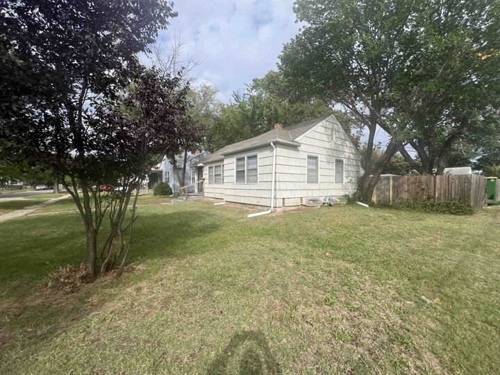 Property Photo: 1002 N Parkwood Ln KS 67208