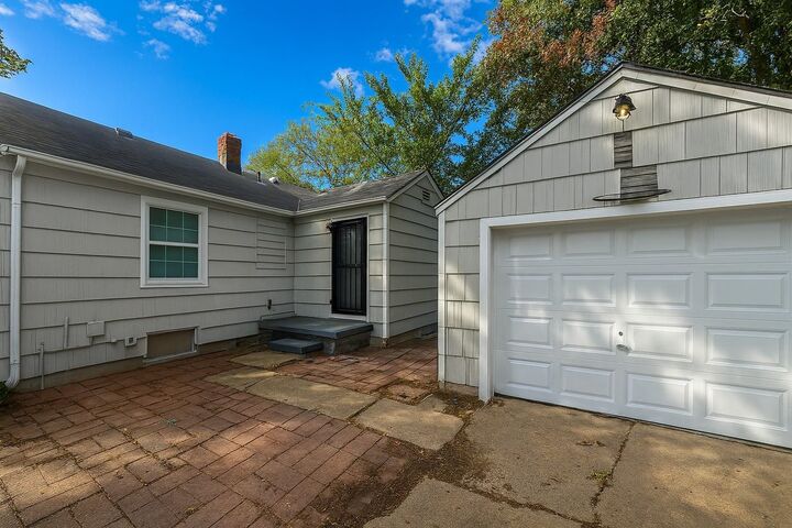 Property Photo:  1002 N Parkwood Ln  KS 67208 