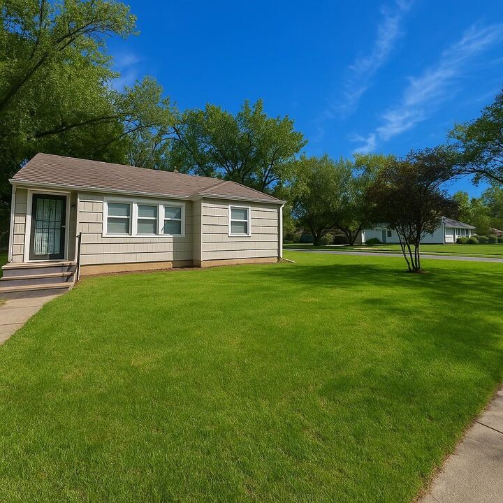 Property Photo: 1002 N Parkwood Ln KS 67208