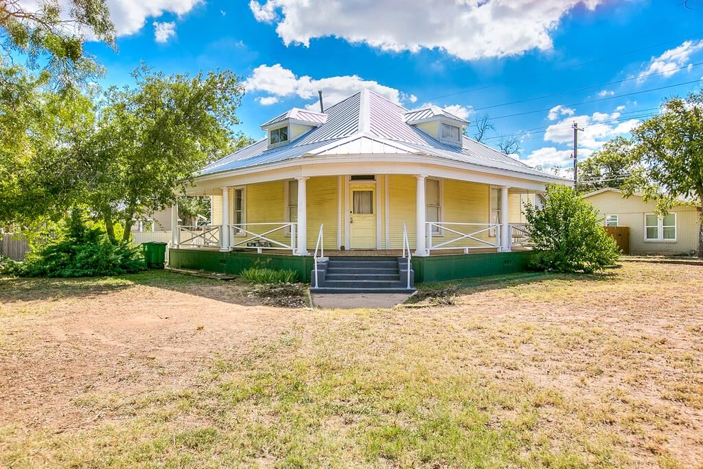 Property Photo: 301 S Monroe St TX 76901