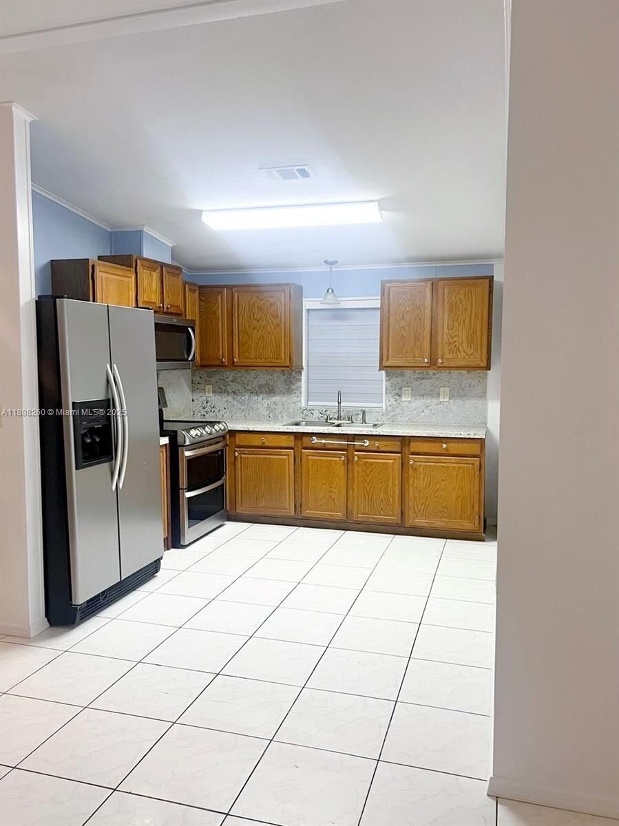Property Photo: 5904 Sussex 1 FL 33615