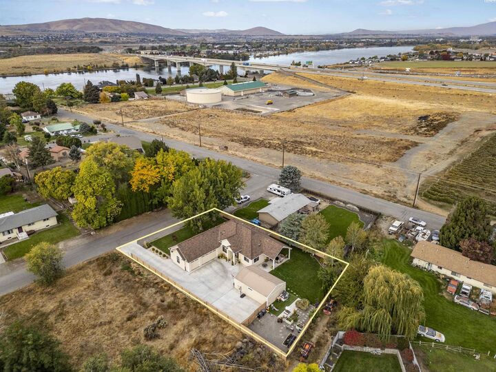 Property Photo:  10909 Shady Lane  WA 99301 