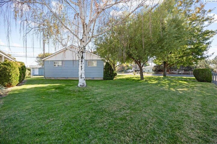 Property Photo:  302 Rossell Ave  WA 99352 