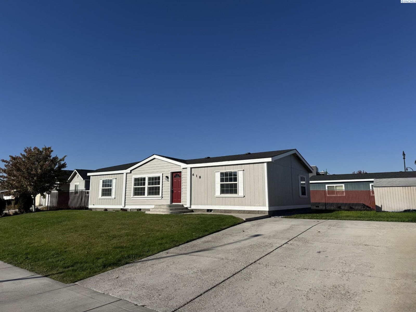 Property Photo: 618 New Gate Dr WA 99350