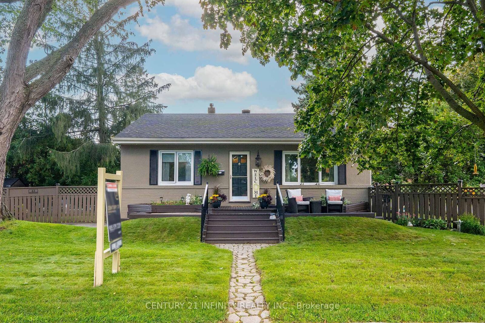 Photo de la propriété: 43 Colonial Avenue ON M1M 2C3