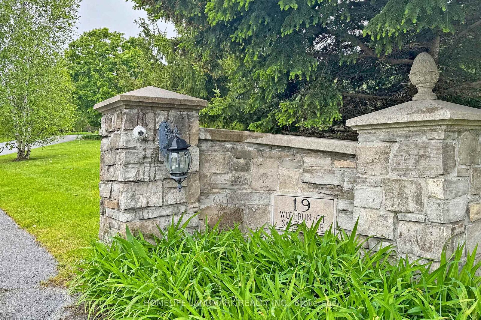 Property Photo:  19 Wolf Run Court  ON L4A 2L4 