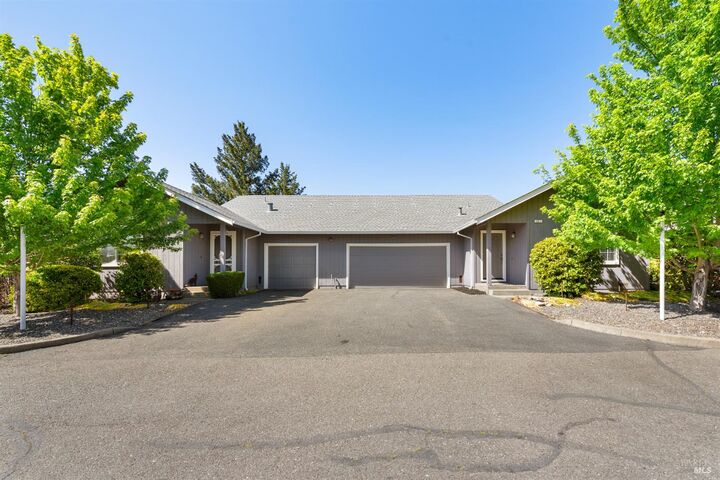 431 433 University Street  Healdsburg CA 95448 photo
