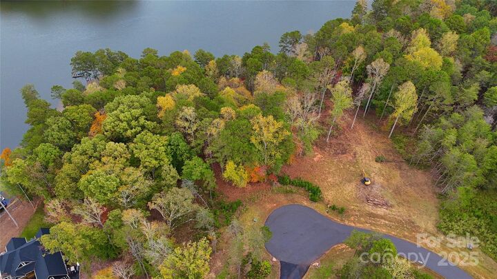 Property Photo: 5317 Shoreline Way NC 28630
