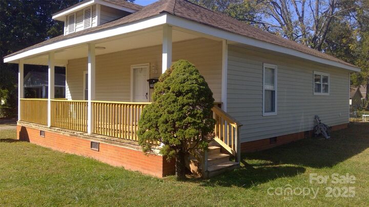 Property Photo: 5909 Maple Street NC 28269