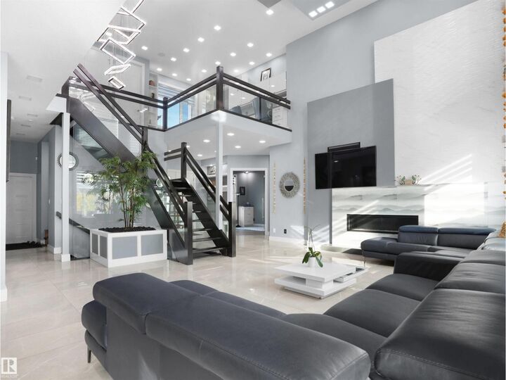 Property Photo:  913 Wood Pl NW  AB T6W 3G8