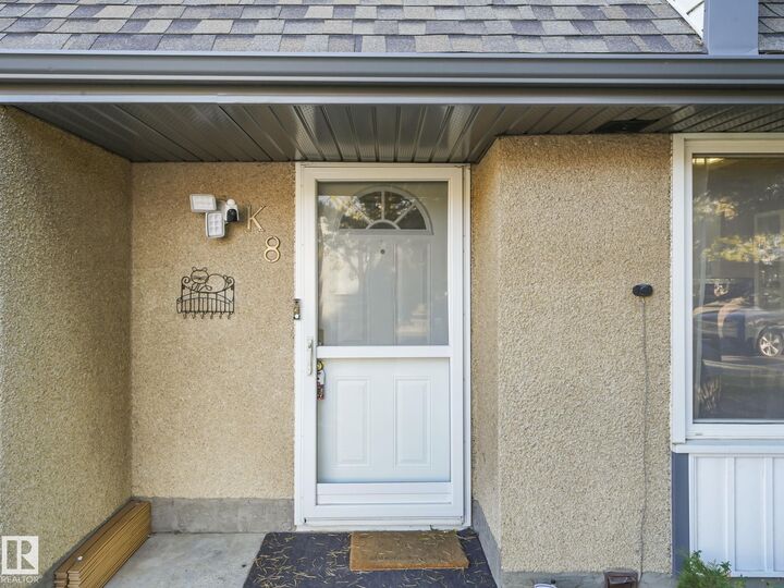 Property Photo:  1 Garden Grove NW K8  AB T6J 2L3 