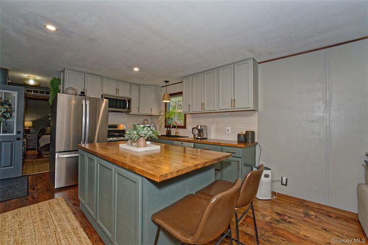 Property Photo:  28 Matthew Dr, Castleton  NY 12033