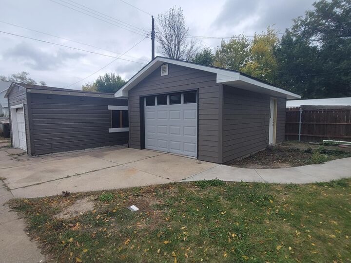 Property Photo: 423 W 10th St NE 69101