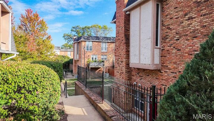 Property Photo: 1150 Rue La Chelle Walk 1150 MO 63141