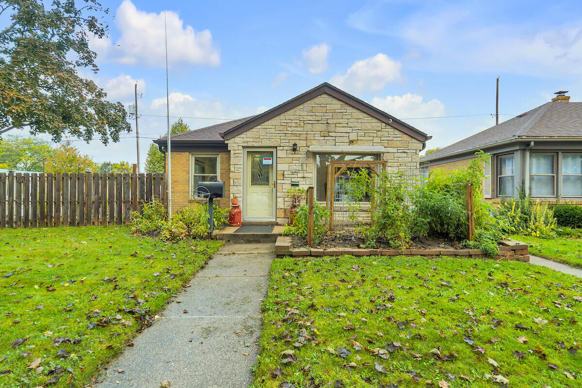 Property Photo:  1124 Kingston Ave  WI 53402 