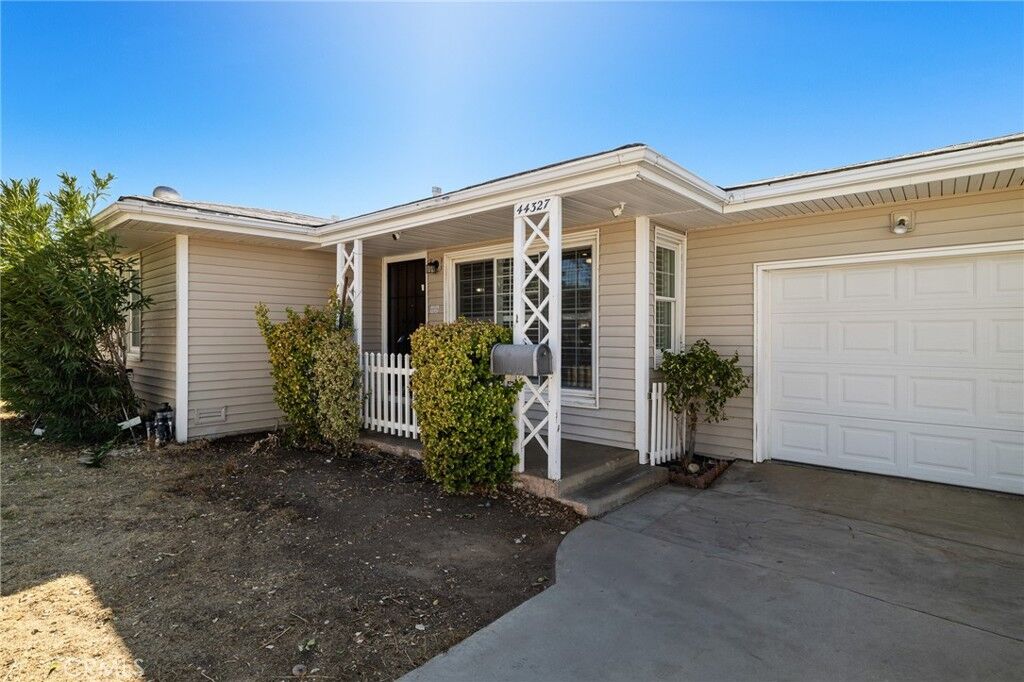 Property Photo:  44327 Elm Avenue  CA 93534 