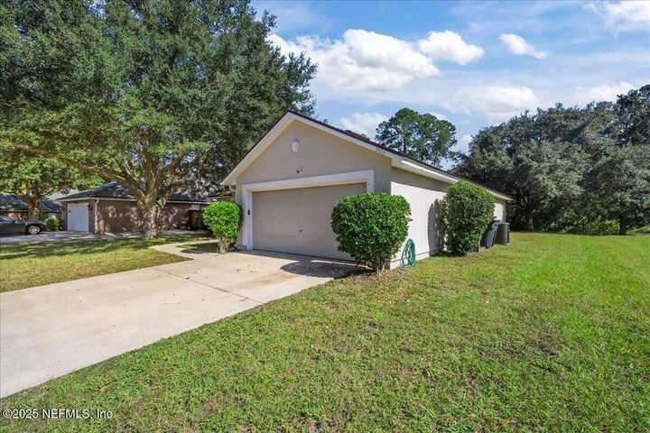 Property Photo: 2925 Turning Leaf Lane FL 32221