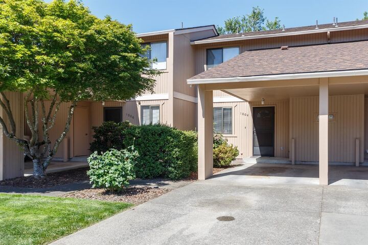 Property Photo: 1004 SE Camelot Drive OR 97526