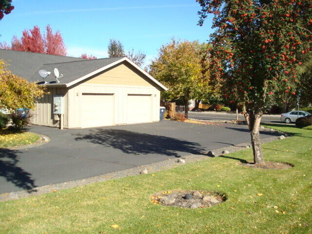 Property Photo: 2721 SW Salmon Avenue OR 97756