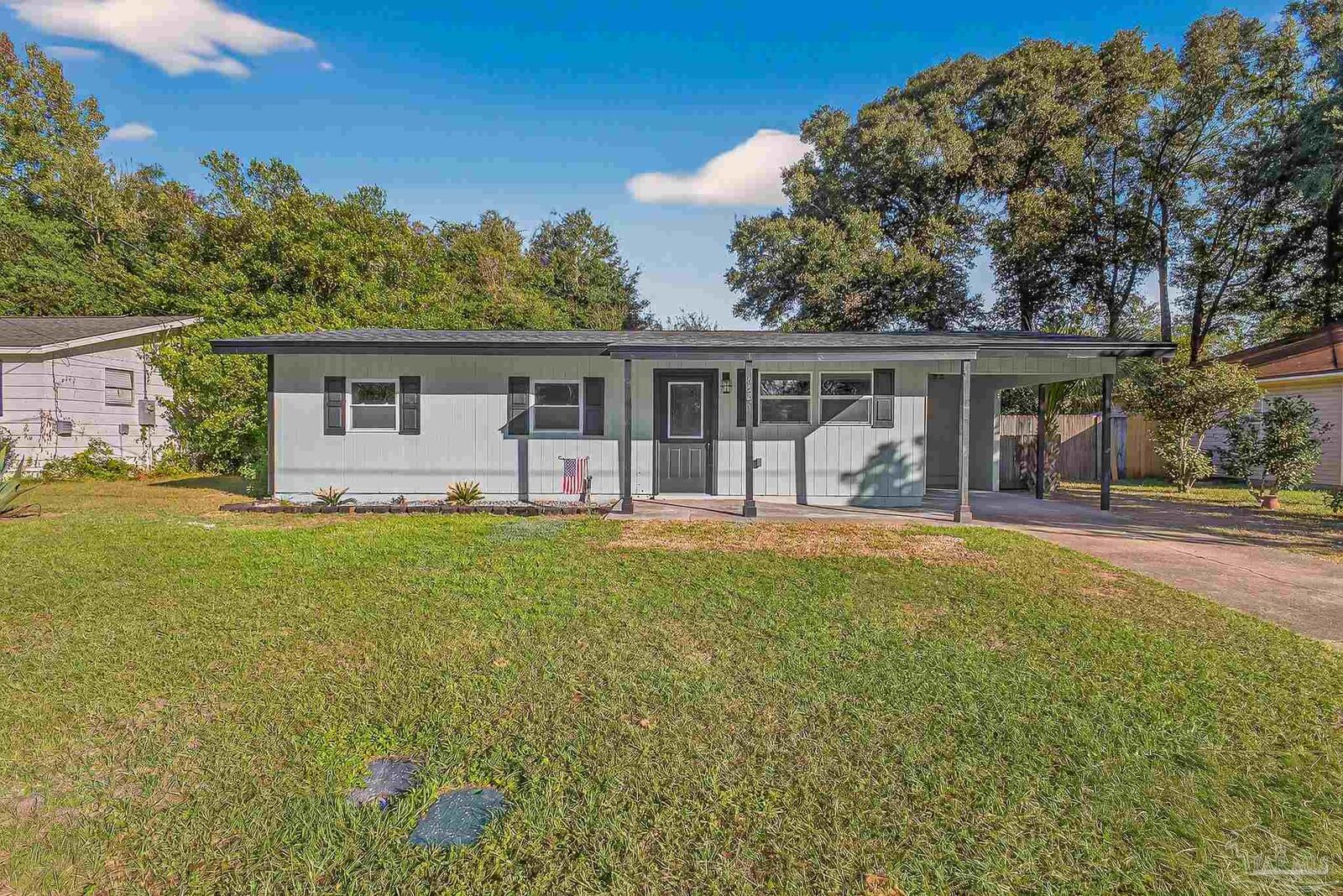 Property Photo: 6524 Oakcrest Rd FL 32570